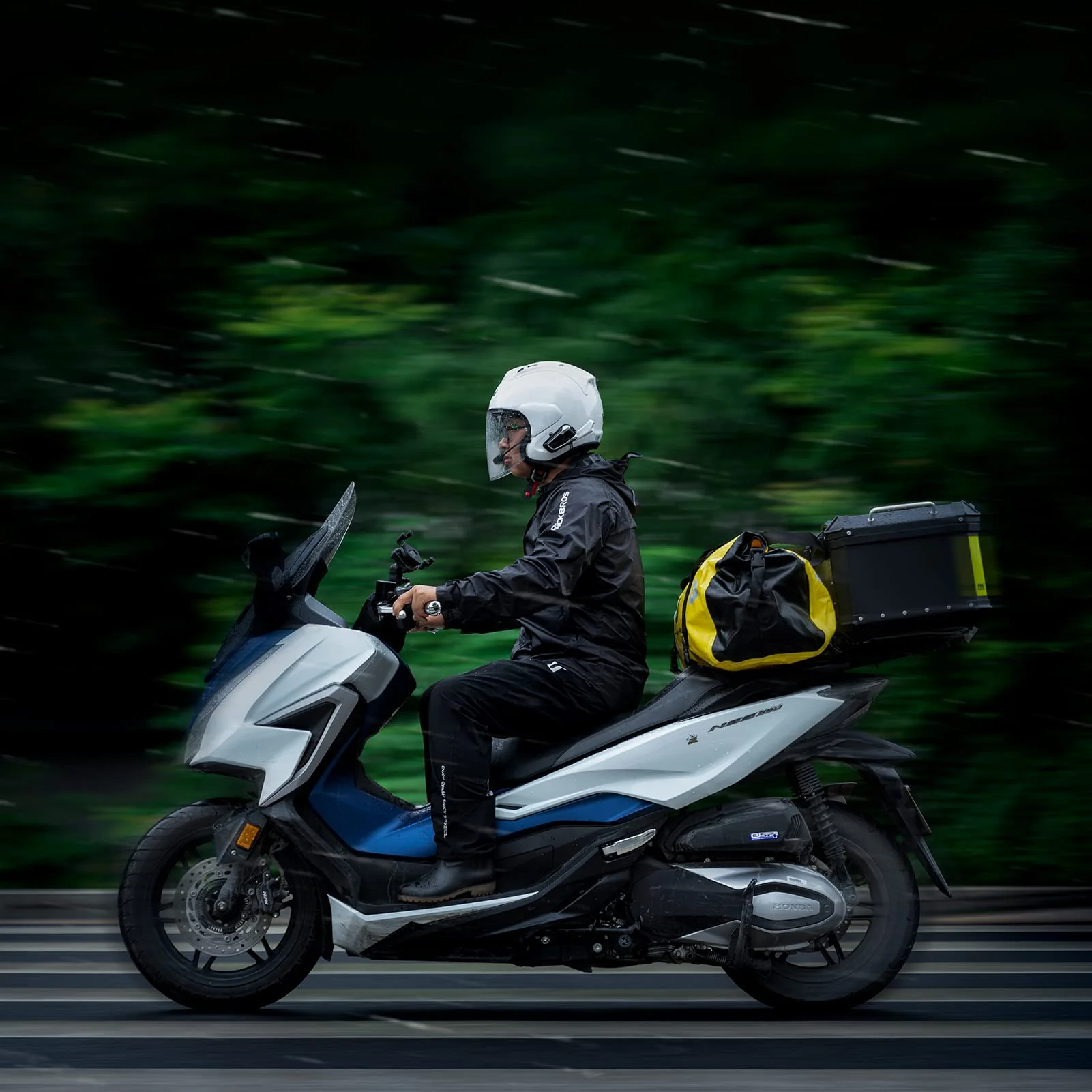 Waterproof Raincoat for Men and Women with Reflective Design - Image 7